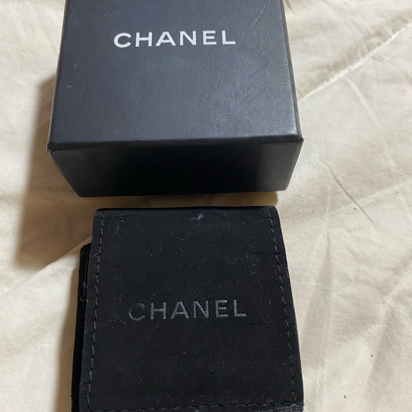 SALE ✅ Authentic Chanel Iconic pair with CC logo blue enamel and Pearl Earrings - Picture 5 of 10